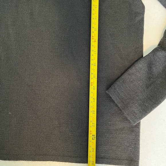 DESIGN COLLECTIVE Black size Medium V-Neck acrylic sweater - Picture 3 of 9